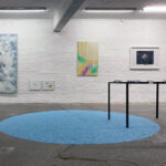 Ausstellungsansicht 'IMMACULATA (conceptio)', 2025, Projektraum S15, Hannover, im Vordergrund 'ohne Titel' 2025 mit 'dished (verbunden)' 2023, an der Wand 2 Zeichnungen // Bild links Peter Heber; Bild mitte Ute Klein; Rahmen rechts Silke Rokitta